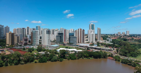 Vista aérea de Londrina e o lago Igapó, Paraná, Brasil