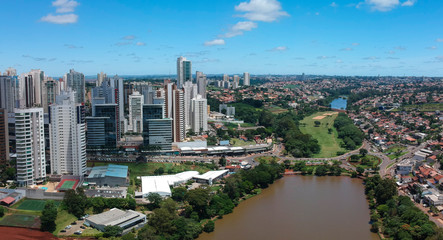 Vista aérea de Londrina e o lago Igapó, Paraná, Brasil - obrazy, fototapety, plakaty