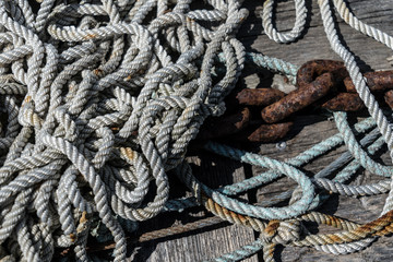 Taue im hafen von Stavern, Norwegen