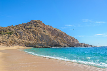 Obraz premium Santa Maria Beach, Cabo San Lucas, Mexico. Fantastic ocean waves. Rocky and sandy beach.