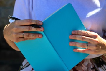 Mulher com Planner e Caneta em mãos - Woman with Planner and Pen in Hand