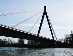Obraz premium the wide span of a suspension bridge across a river