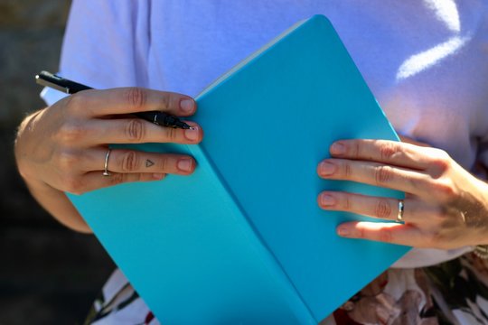 Mulher com Planner e Caneta em m&atilde;os - Woman with Planner and Pen in Hand