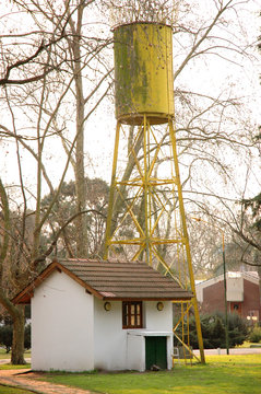 Casa de campo y tanque de agua