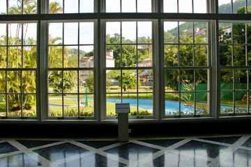 Salão espaço interno com vista para jardim e piscina - Indoor space overlooking the garden and pool
