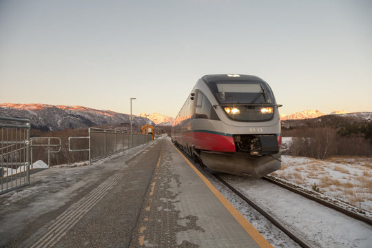 A train leaves Tverlandet station