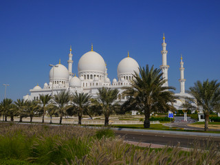 Fototapeta na wymiar Outside view of Sheikh Zayed Mosque in Abu Dhabi