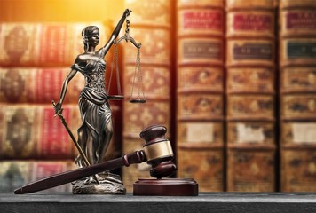 Statue of the lady of justice with scales and wooden gavel - obrazy, fototapety, plakaty