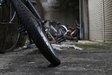callejón de ciudad con bicicletas abandonadas