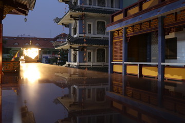 Obraz premium lampara en antiguo templo budista al anochecer 