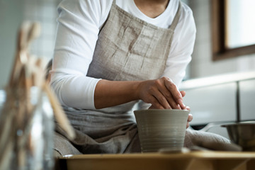 陶芸をする女性の手元