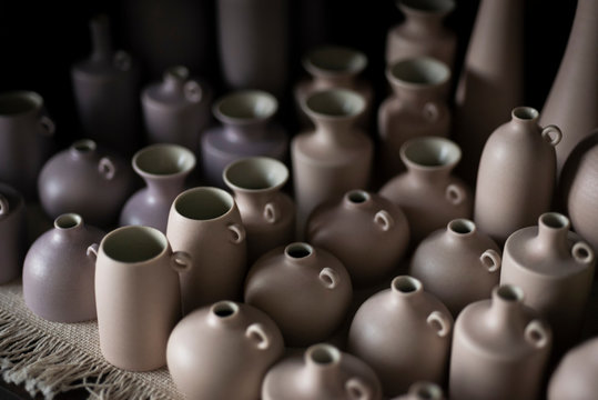 工房に並ぶ陶芸作品