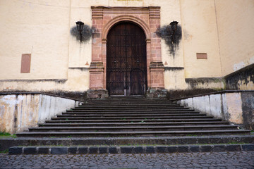 Fototapeta na wymiar Puerta de iglesia en Patzcuaro, Michoacan