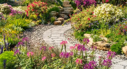 Selbstklebende Fototapete Garten Weg durch einen Garten