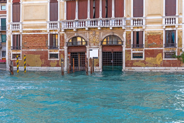 Gebäude am Canale Grande in Venedig bei Hochwasser
