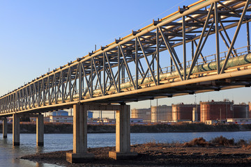 Obraz premium Oil pipelines on bridges
