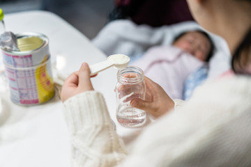 prepairing milk formula for feeding baby