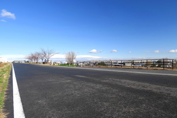 冬の朝の江戸川サイクリング道路風景