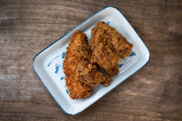  fried chicken in a wooden table.
