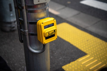 タッチ式の押しボタン新型信号と点字ブロック