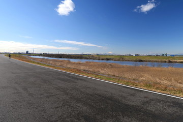 冬の朝の江戸川サイクリング道路と河川敷風景