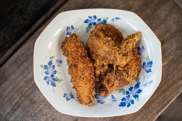  fried chicken in a wooden table.