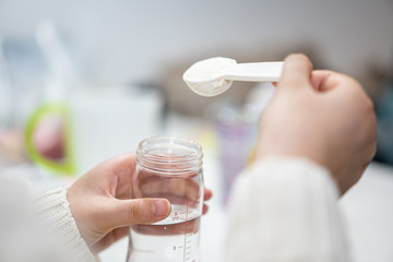 prepairing milk formula for feeding baby