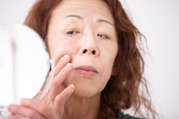 肌トラブルに悩む中高年の女性