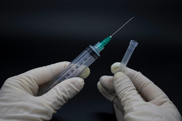 person who uncovers a jerinja to prepare the injection in a sterilized way