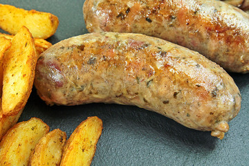 andouillettes grillées sur une ardoise