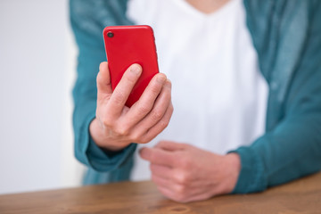 スマホを使う中高年の女性