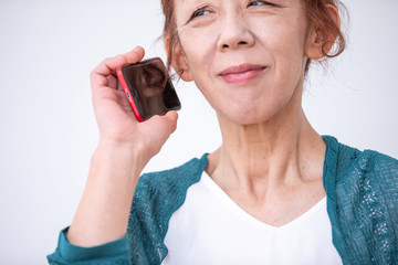 スマホを使う中高年の女性