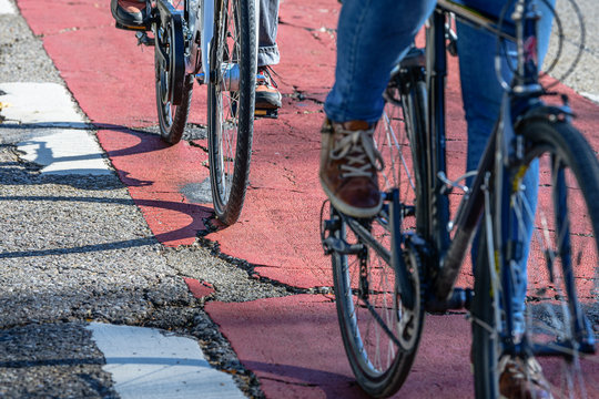 Radfahrer befahren Radweg in schlechtem Zustand