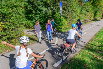 Radfahrer und Fußgänger gemeinsam auf einem Rad- und Fußweg unterwegs