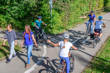 Radfahrer und Fußgänger gemeinsam auf einem Rad- und Fußweg unterwegs