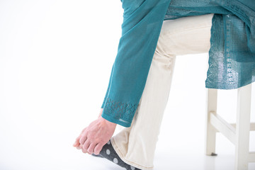 つま先が痛い中高年の女性