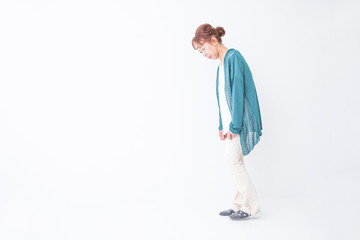 痛がる中高年の女性