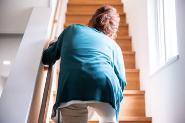膝が痛い中高年の女性