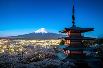 Obraz premium Fujiyoshida, Japan at Chureito Pagoda and Mt. Fuji in the spring with cherry blossoms full bloom during twilight. Japan Landscape and nature travel, or historical building and sightseeing concept.