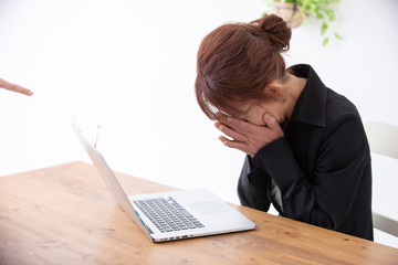 ノートパソコンと中高年女性