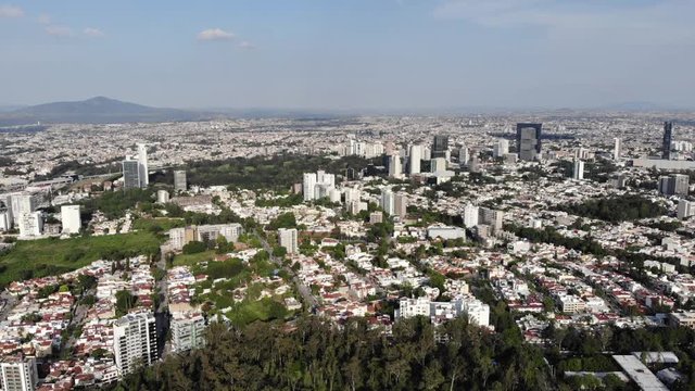 Rising shot of the city. (Guadalajara, Jalisco, M&eacute;xico)