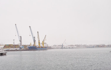 Fototapeta premium the harbour of la spezia during a snow
