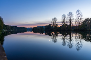 Obraz premium Evening at the shore of the River Ruhr in Muelheim an der Ruhr, North Rhine-Westfalia, Germany