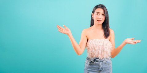 Naklejka premium Asian beautiful woman her confused throwing hands aside