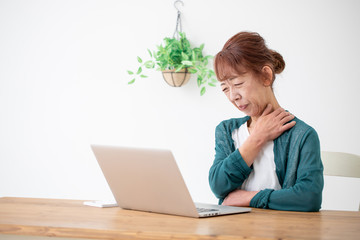 パソコンを使う中高年の女性