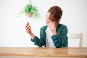 スマホを使う中高年の女性