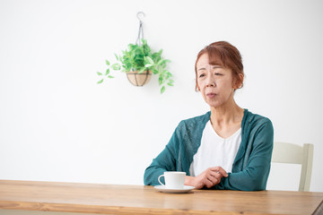 体調不良の中高年の女性