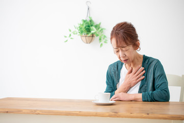 体調不良の中高年の女性