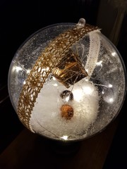 DIY Weihnachtskugel mit Kunstschnee und Kugeln