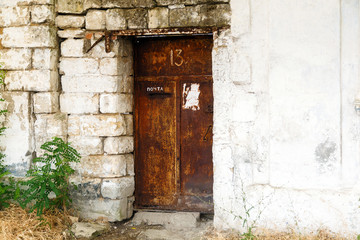 Fototapeta na wymiar Entrance doors in the wall of the old house. Kerch, Crimea